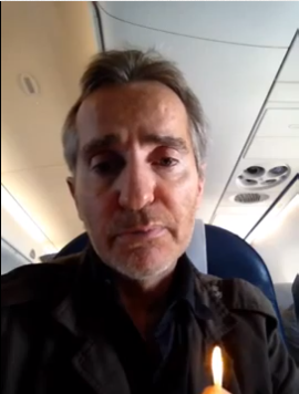 Frédéric Helbert avec un briquet dans un avion