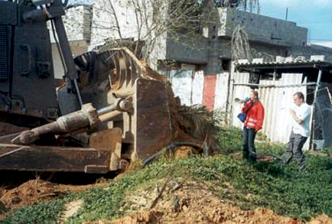 Rachel Corrie face à un bulldozer israélien