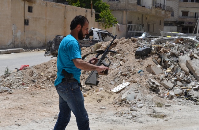 Yatim, rrebelle syrien. archéologue de formation, précieux garde du corps au courage et au sang-froid formidable.