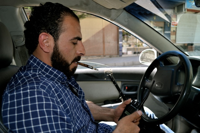 Yatim, maitre celui-même, arme et talkie-walkie toujours à portée de main @fh