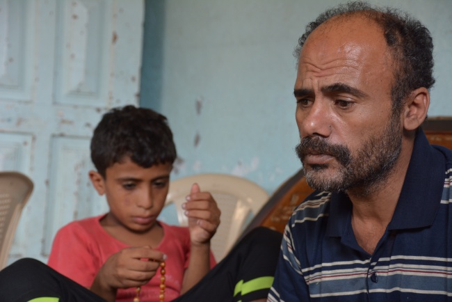 Le père d'une d'un des enfants tués et son autre fils, rescapé de la tuerie @Frédéric Helbert