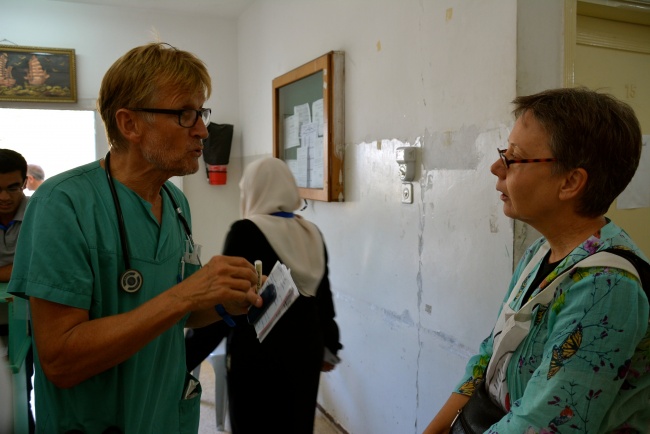 Mads Gilbert tentant en vain d'obtenir le renfort du CICR @Frédéric Helbert