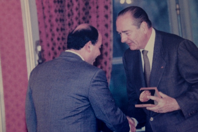 Radj Sourani, décoré par Jacques Chirac pour son action