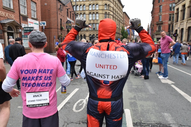 Une tenue de spider man artisanale et des messages limpides: "Manchester uni contre la haine" et "votre haine nous rend plus fort @FH